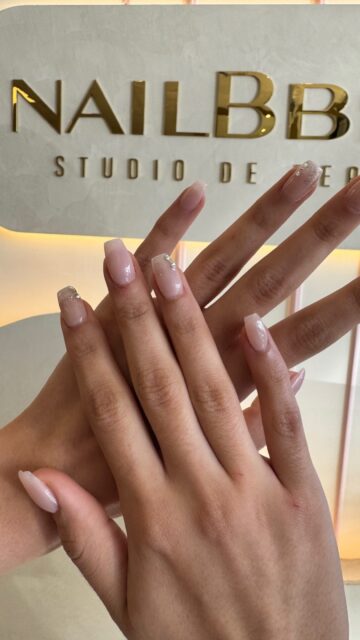 Soft, timeless, and made for moments she’ll never forget 🤍
The perfect bridal set—delicate shimmer, soft tones, and elegance in every detail.
——
Douce, intemporelle et pensée pour des moments qu’elle n’oubliera jamais 🤍
La pose parfaite pour une mariée — des reflets délicats, des tons doux et de l’élégance dans chaque détail.
#BridalNails #WeddingNails #LuxuryNails #BrideToBe #NailBbox
