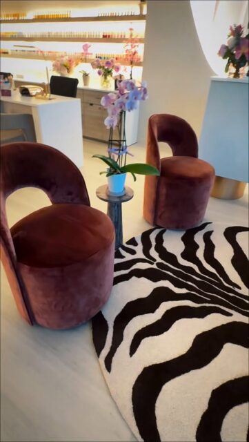 Soft moments, warm tones, and a space designed to make you feel taken care of 🌸
Sunday’s are for slowing down and making time for yourself 🤍
Our schedule is filling quickly, and we’re so grateful for the continued love and support.
A few appointments still remain. Book yours today.
——
Des moments doux, une ambiance chaleureuse et un espace pensé pour prendre soin de vous ✨
Les dimanches sont faits pour ralentir et prendre du temps pour soi 🤍
Notre horaire se remplit rapidement et nous sommes tellement reconnaissants pour tout votre soutien.
Quelques disponibilités sont encore ouvertes.
#LuxuryBeauty #SelfCareMoments #MontrealBeauty #NailBbox #SpaExperience